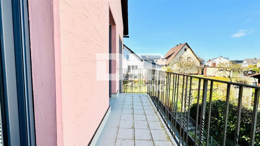 Zeitlose Eleganz trifft Moderne: Modernisiertes Einfamilienhaus mit großem Garten und Garage - OG Balkon